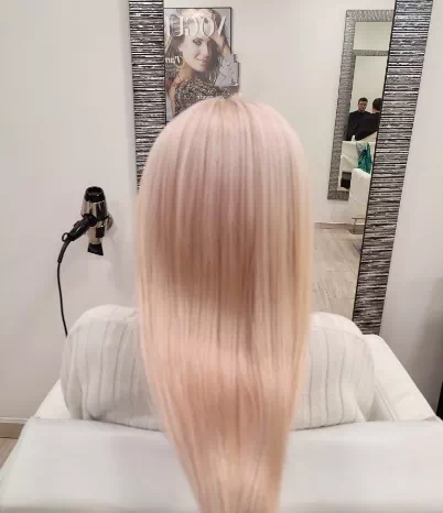 Kobieta z długimi jasno różowymi włosami