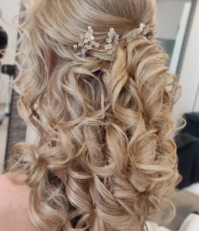 Kobieta z fryzurą weselną
