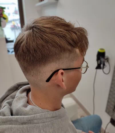 Nastolatek u fryzjera